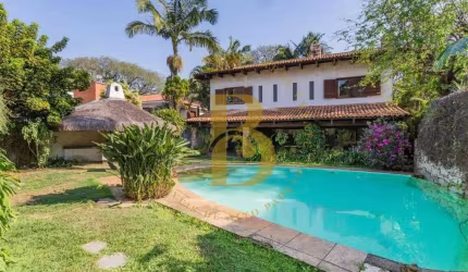 Casa com 377 m² de área construída com amplo terreno, 3 quartos sendo 3 suítes com 4 vagas, à venda no bairro Alto de Pinheiros.