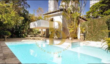 Casa de vila com 900 m², 6 quartos sendo 5 suítes à venda no bairro Cidade Jardim.