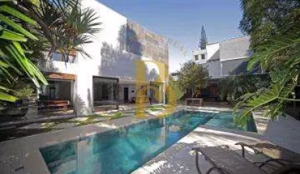Casa com 750 m², 5 quartos sendo 5 suítes à venda no bairro Jardim Paulista.