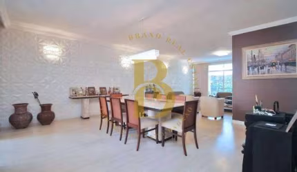Casa com 428 m², 4 quartos sendo 2 suítes e 8 vagas de garagem à venda no bairro Moema.
