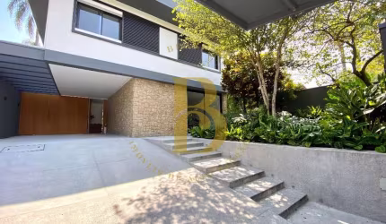 Casa com 410 m², Totalmente reformada no Alto de Pinheiros.