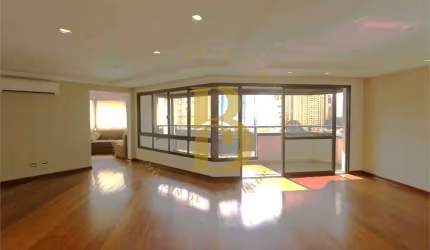 Apartamento com 232 m², 4 quartos sendo 3 suítes à venda no bairro Moema Índios.