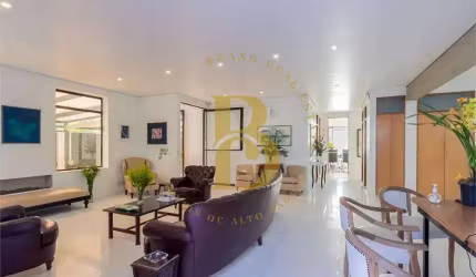 Casa com 480 m², 8 quartos sendo 8 suítes à venda no bairro Pacaembu.