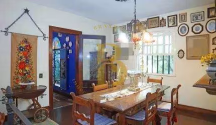Casa com 333 m², 5 quartos sendo 1 suíte à venda no bairro Cidade Jardim.