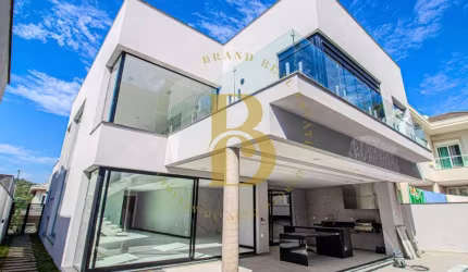 Casa de condomínio com 400 m², 4 quartos sendo 4 suítes à venda no bairro Alphaville.
