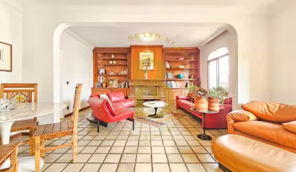 Cobertura com 320 m², 4 quartos sendo 2 suítes e 2 vagas à venda no bairro Jardim América, pra reforma!