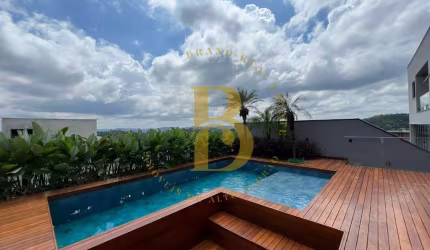 Casa de condomínio com 490 m², 4 quartos sendo 4 suítes em Alphaville.