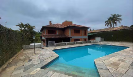 Casa em Cotia - Miolo da Granja Viana - 4 Dormitórios sendo 2 Suítes - 12 Vagas de Garagem