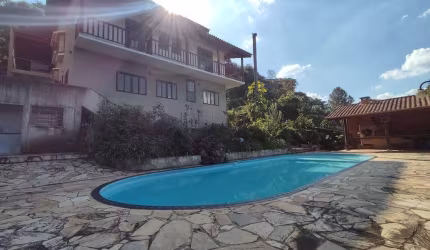 Belíssima Casa em Cotia - Condomínio Dom Henrique - Área de 1.150m² - 5 Quartos - 3 Vagas