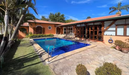 Chácara Vianna -TÉRREA! 5 dorms, grande salão envidraçado, piscina e quadra poliesportiva