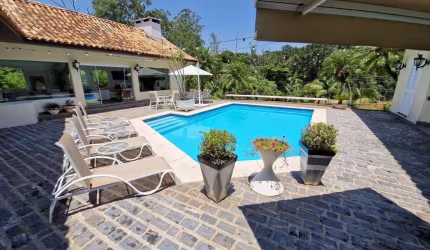 Condomínio Granja do Lago - Térrea com estilo! Piscina, adega, vista e apto hóspedes!