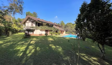 Casa Pq Silvino Pereira - Ótima construção! 5 suítes + apto. hóspedes, lazer com piscina