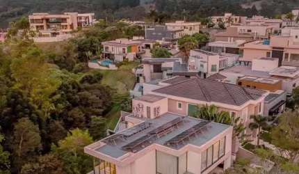 Com paisagismo impecável, mobiliada e cinco excelentes suítes - ithaye