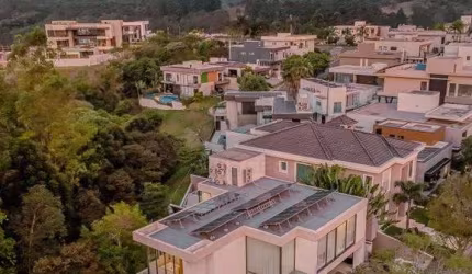Com paisagismo impecável, mobiliada e cinco excelentes suítes - ithaye