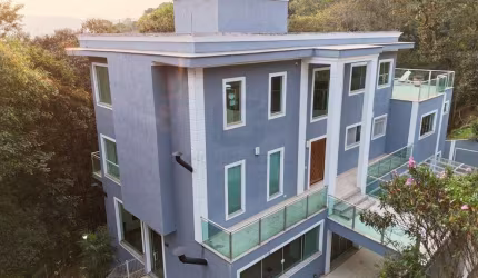 Casa Imponente com 3 Suítes e Closet e piscina no condomio Alpes da Cantareira