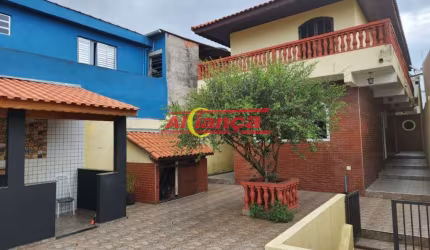 Belissimo sobrado , excelente para familia com amplo espaço interno,  quintal com espaço Gourmet, Ga