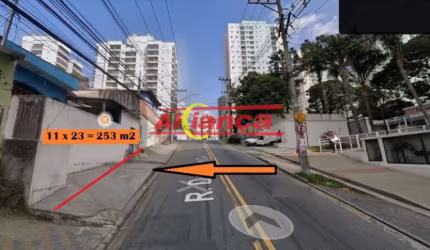 Terreno 253 m2 na Rua Dona Tecla, com construção antiga.
