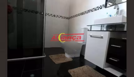 Imóvel espaçoso à venda com 3 quartos, sendo 1 suíte, e 2 banheiros no total