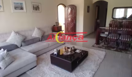 Casa com piscina, 2 dormts, sendo 1 suite. Próximo ao hosp. Stella Maris e Shopping Internacional