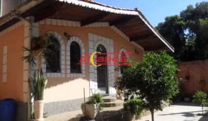 CASA À VENDA COM 3 DORMITÓRIOS (SENDO 2 SUÍTES) 4 BANHEIROS 3 VAGAS NA GARAGEM 270 M2 DE ÁREA ÚTIL 3