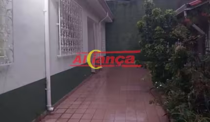 CASA  TERREA  COM JARDIM E QUINTAL