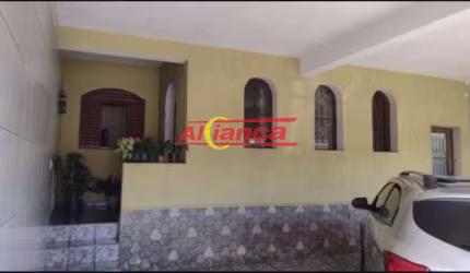 Casa térrea, localizada em região com excepcional infraestrutura . .