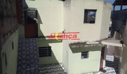 Excelente Casa com Salão Comercial em Rua Tranquila!