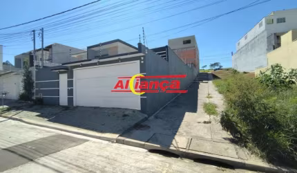 Casa térrea com 03 dorm, suite, 04 vagas, quintal e churrasqueira