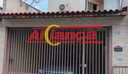 Lindo sobrado com 3 quartos, sendo 1 suíte, 1 banheiro, 2 lavabos, 2 vagas de garagem e área gourmet