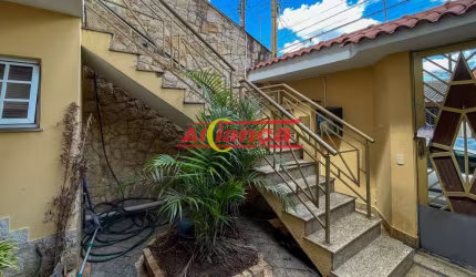 Linda casa assobradada no Santa Mena com 4 suítes