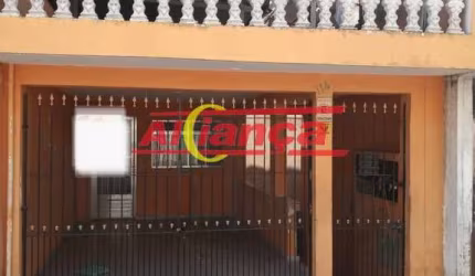 Sobrado com 2 casas independentes, 5 quartos, terraço e amplo quintal. Ideal para famílias!