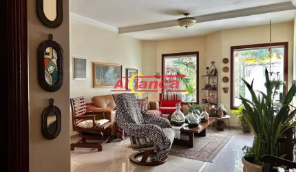 Sobrado com 3 suítes, sala 2 ambientes, sótão aproveitado, churrasqueira, garagem para 6 carros.
