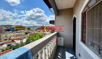 Sobrado com 3 casas no quintal e opção de ponto comercial na garagem.