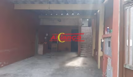São duas casas com a garagem  bem grande!!!
