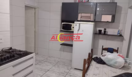 Casa com 2 dormitórios,  garagem para 2 carros e amplo quintal com churrasqueira
