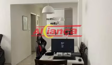 apartamento no Parque Novo Mundo, todo reformado com piso em porcelanato.