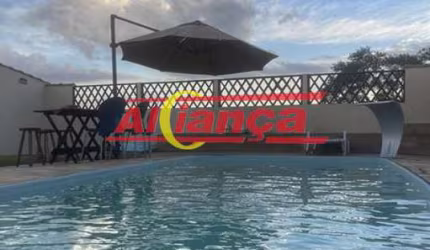 Sitio  com 2 suítes, área gourmet, piscina aquecida e 3 vagas em bairro tranquilo.