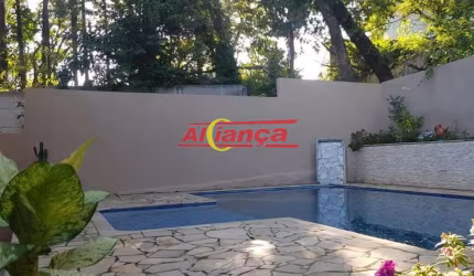 Casa moderna com 3 suítes, área gourmet, piscina e 5 vagas em bairro tranquilo e arborizado.