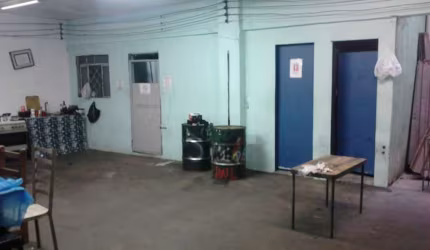 Ótima localização, dois salões, um em cima e o outro em baixo, próximo ao centro e demais rodovias.