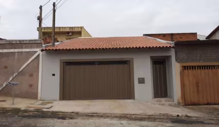 Casa térrea, 148m² de construção, localizada no Bairro Planalto Verde, próximo a Av. Dom Pedro I e ao Sesi.
