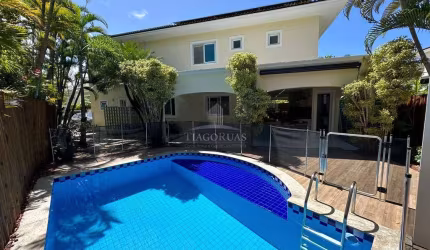 Jardim Botânico Casa com 4 suítes com 444 m² de terreno e 332 m² construídos.
