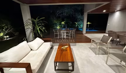 Espetacular casa em Praia do Forte com 7 suítes, decorada e porteira fechada.