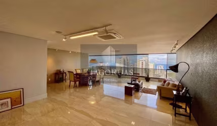Mansão Bahiano de Tênis 4 suítes com 305 m² e 4 vagas de garagem.