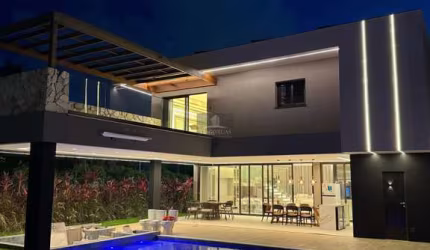 Venda Casa de Alto Luxo ALPHAVILLE 2 Salvador - Residência de Luxo com 5 Suítes, Varanda Gourmet, Piscina e Sala de Cinema.