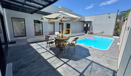 Maravilhosa Casa de alto padrão com piscina á 400mts do mar