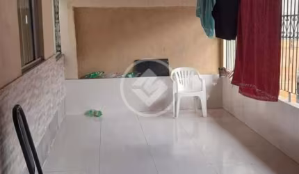 Sobrado sendo 1 casa em cima da outra com saídas separadas, porem tem q fazer um muro de divisória na área codigo: 74549