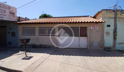 Casa Bem localizada no Jardim Itaipu, com 2 quartos,  2 vagas de garagem e 3 Kitnetes codigo: 79526