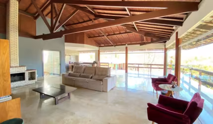Casa de alto padrão com um amplo jardim de 3 quartos e ótima área de lazer - Jardim da Serra