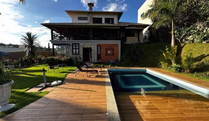 Vendo essa casa espetácular toda rústica no Condomínio Portal do Aeroporto