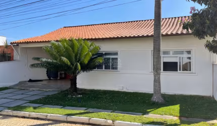Casa em condomínio com lazer completo.